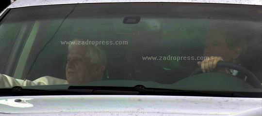 papa ad Onna terremoto2009 7